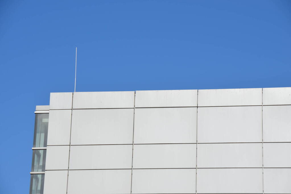 Gevelplaten dreigen door wind naar beneden te vallen