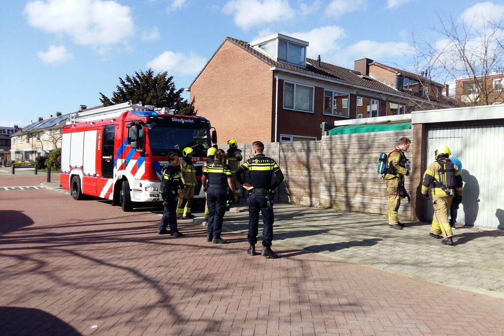 Brandweer blust brand in garagebox