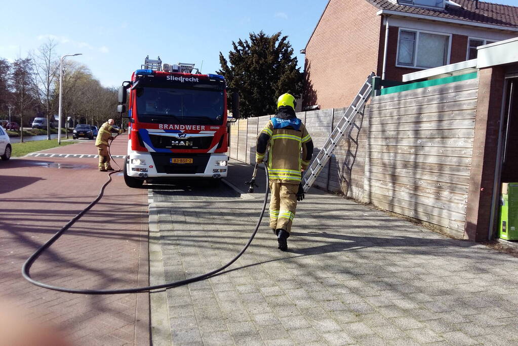 Brandweer blust brand in garagebox