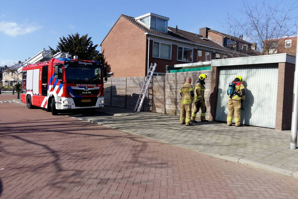 Brandweer blust brand in garagebox