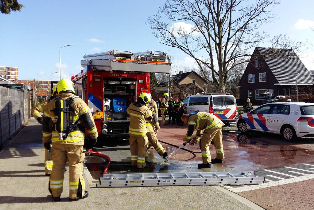 Brandweer blust brand in garagebox