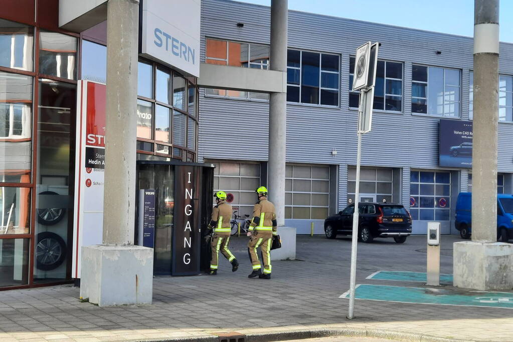 Brandweer zet dakplaten vast