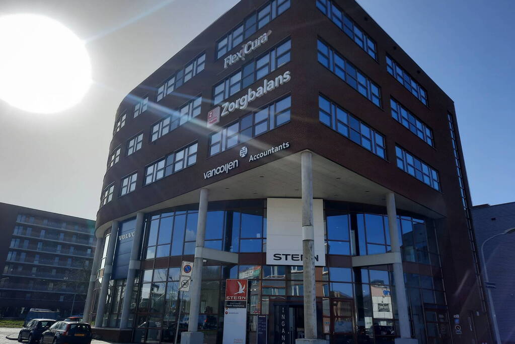 Brandweer zet dakplaten vast