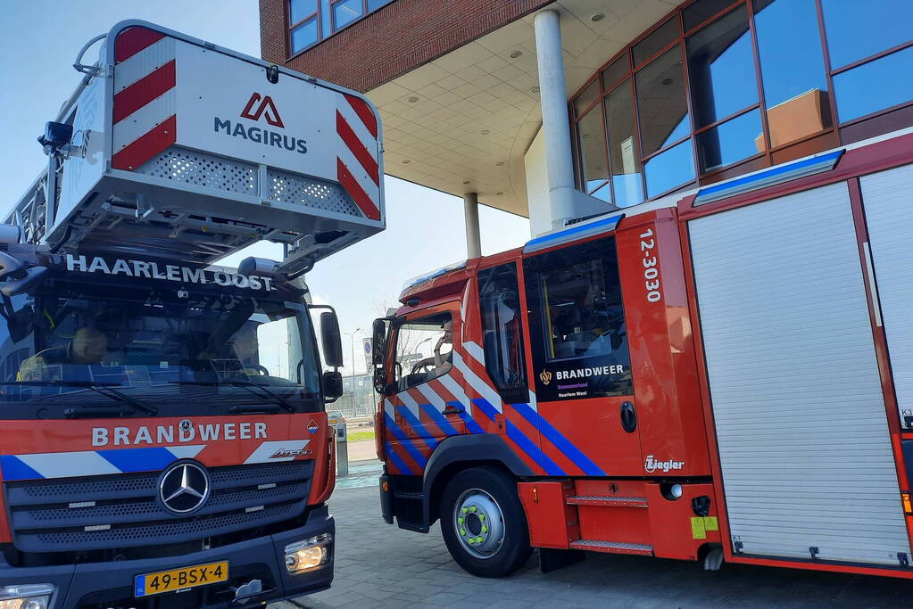 Brandweer zet dakplaten vast