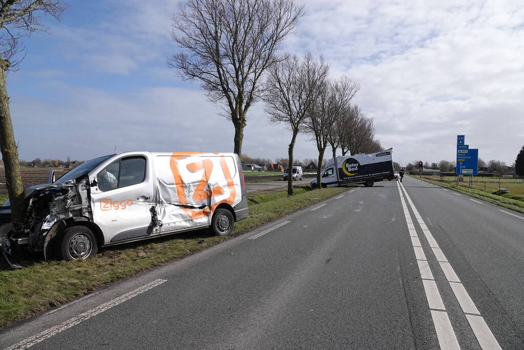 Bakwagen en bestelbus betrokken bij ongeval