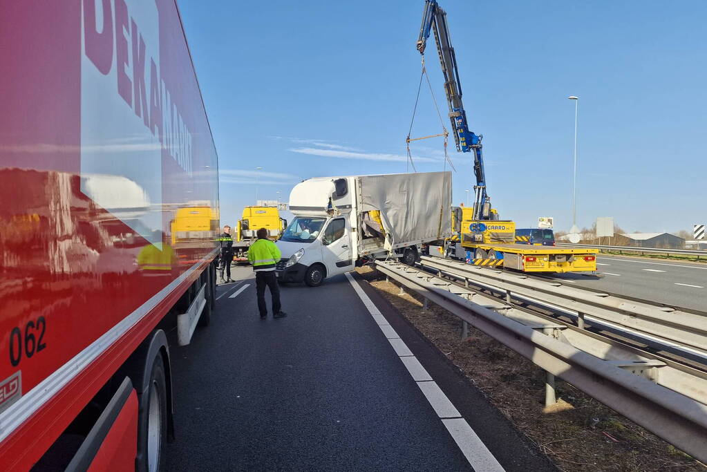 Bakwagen waait op vangrail