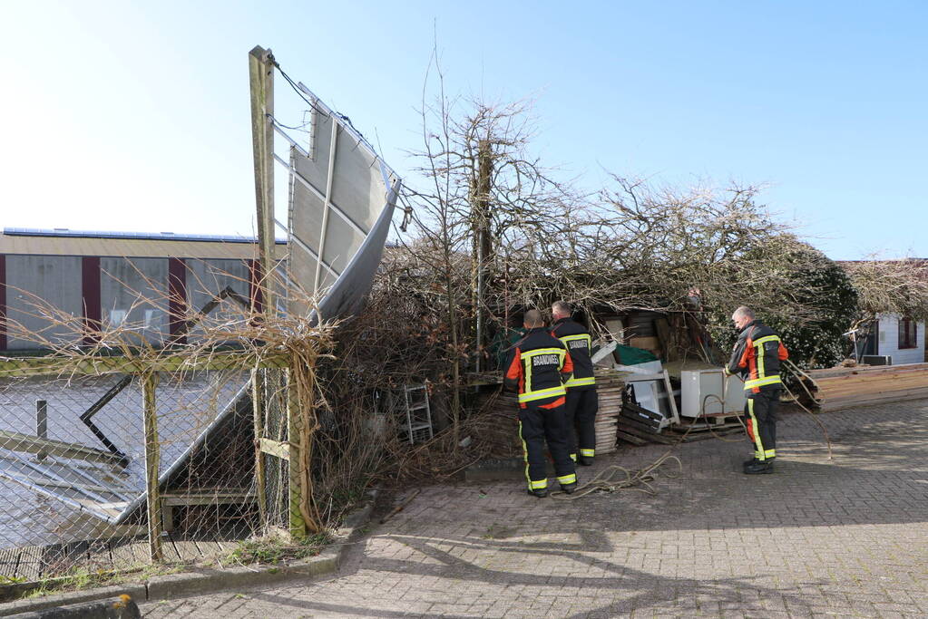 Dak van botenhuis belandt in water