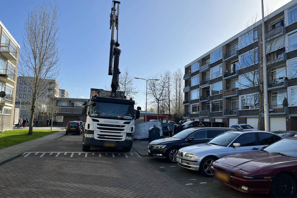 Persoon gewond nadat container afbreekt