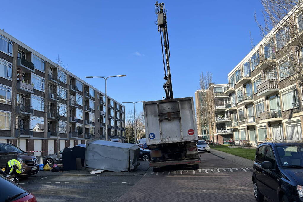 Persoon gewond nadat container afbreekt