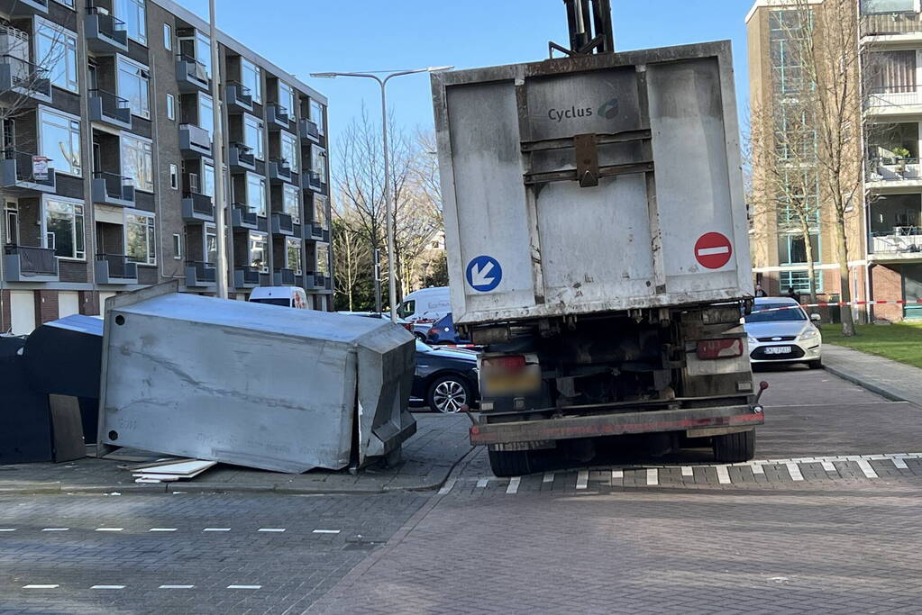 Persoon gewond nadat container afbreekt