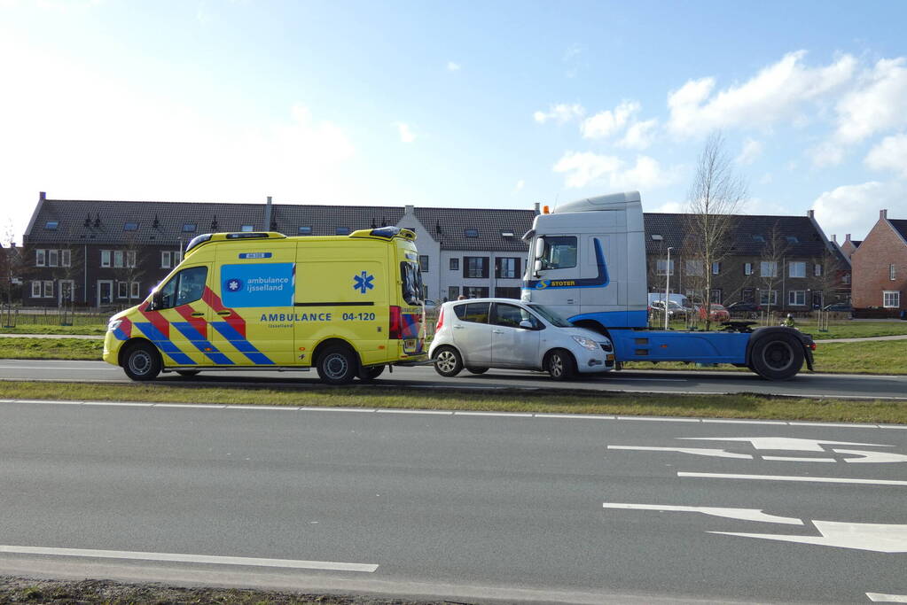 Vrachtwagen en personenwagen botsen met elkaar