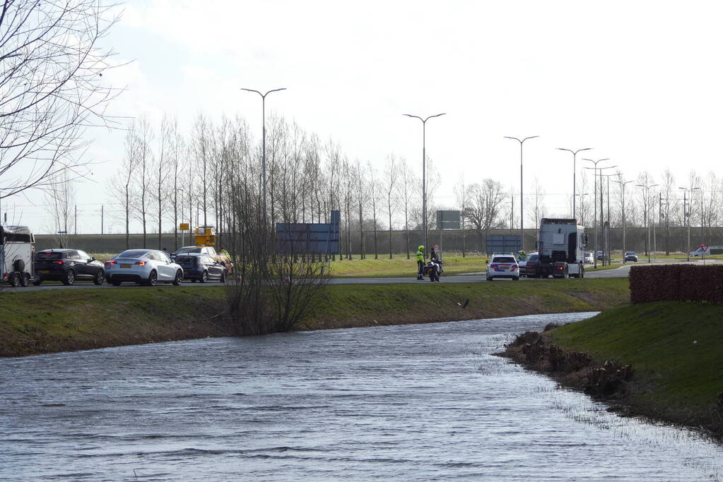 Vrachtwagen en personenwagen botsen met elkaar