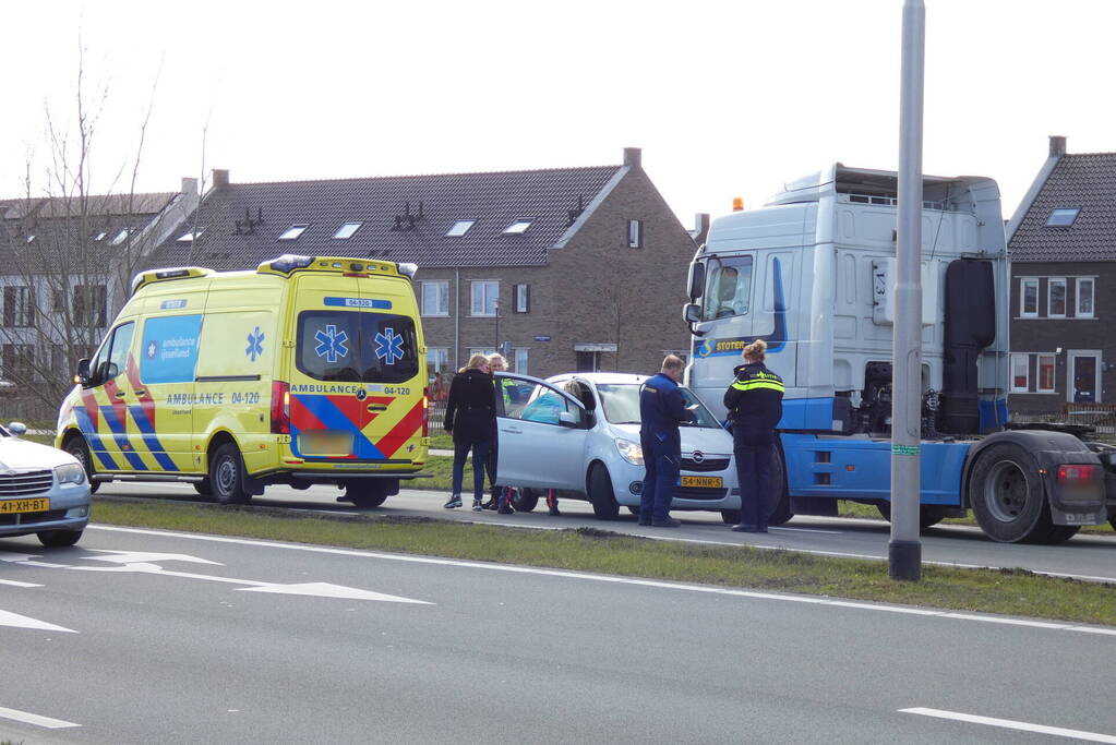 Vrachtwagen en personenwagen botsen met elkaar