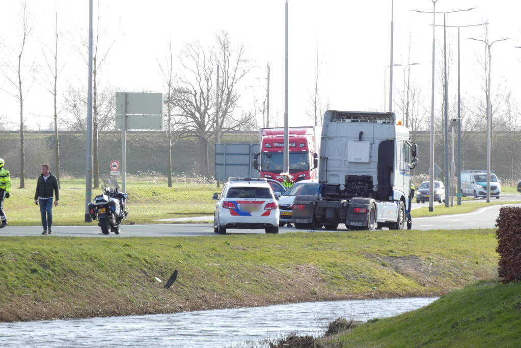 Vrachtwagen en personenwagen botsen met elkaar