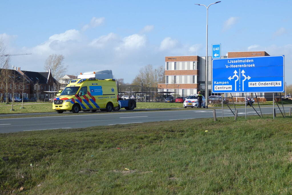 Vrachtwagen en personenwagen botsen met elkaar