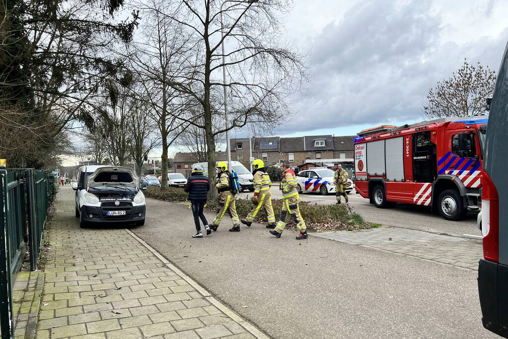Brandweer blust brand in motorcompartiment