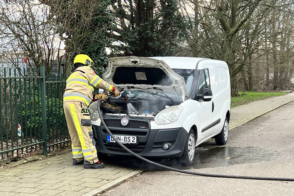 Brandweer blust brand in motorcompartiment