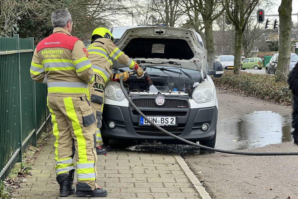 Brandweer blust brand in motorcompartiment