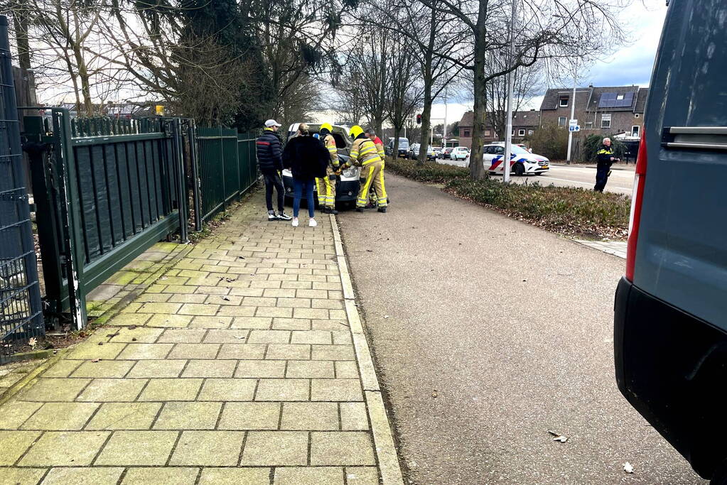 Brandweer blust brand in motorcompartiment