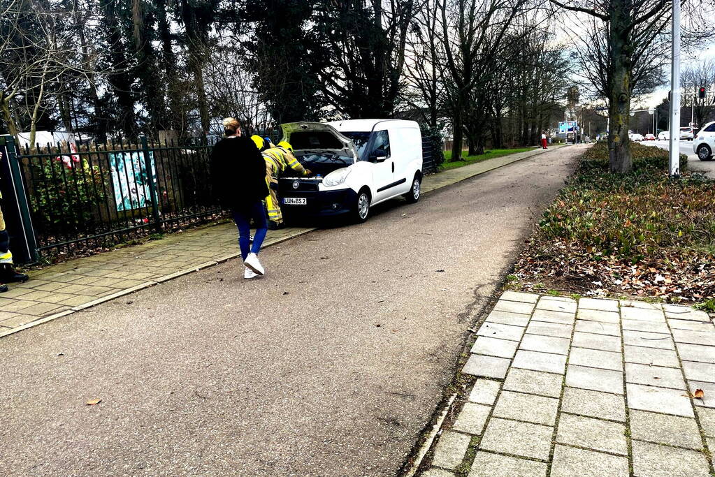 Brandweer blust brand in motorcompartiment