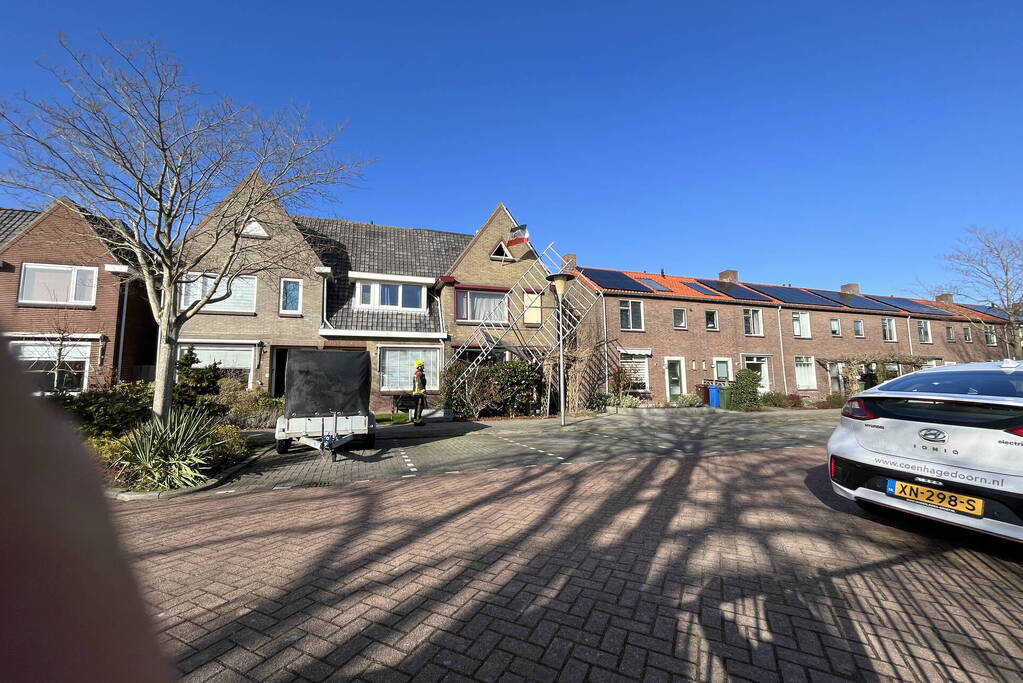 Steiger waait om door harde wind