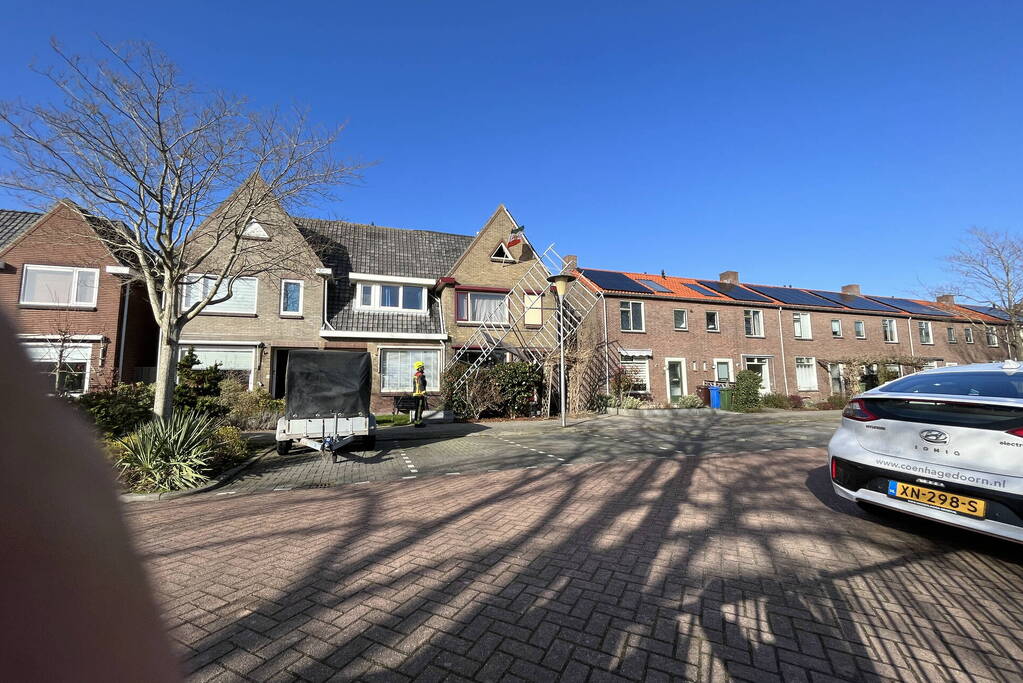 Steiger waait om door harde wind