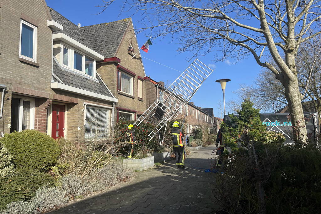 Steiger waait om door harde wind