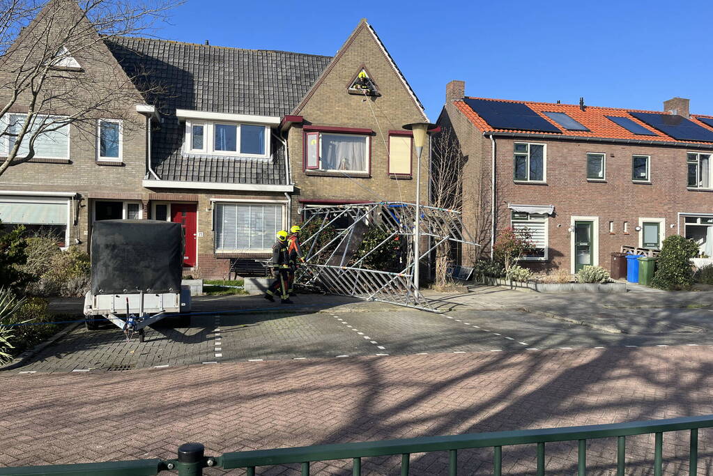Steiger waait om door harde wind