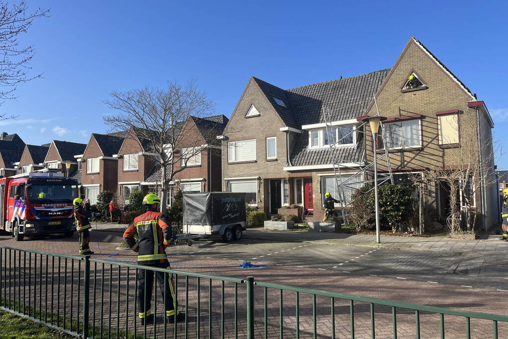 Steiger waait om door harde wind