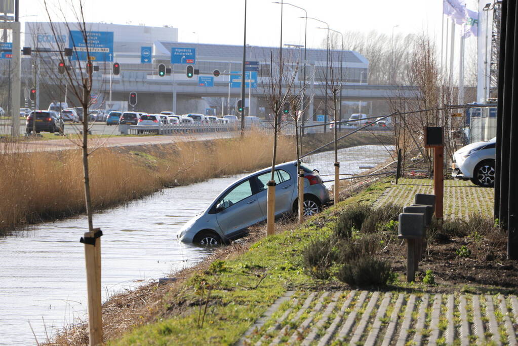 Auto belandt in sloot na vergeten handrem