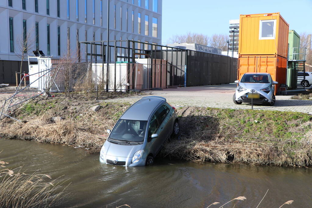 Auto belandt in sloot na vergeten handrem