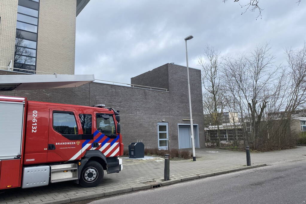 Dak van wooncomplex laat los door storm