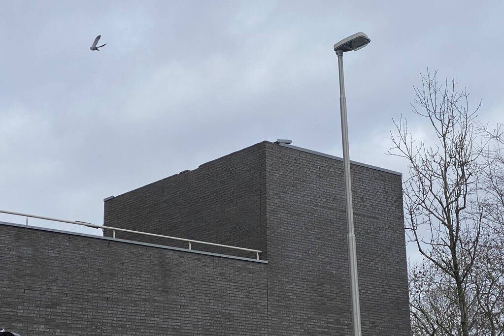 Dak van wooncomplex laat los door storm