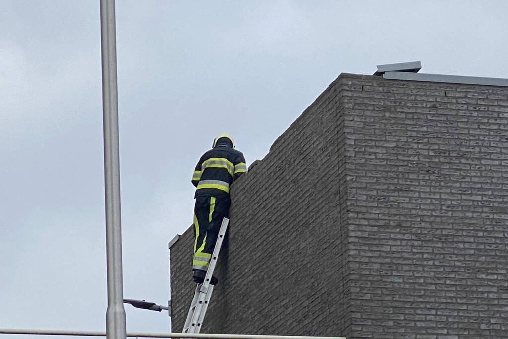 Dak van wooncomplex laat los door storm