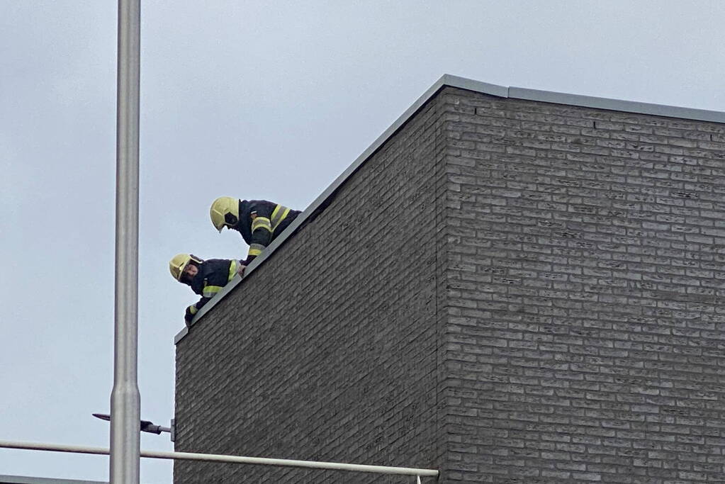 Dak van wooncomplex laat los door storm