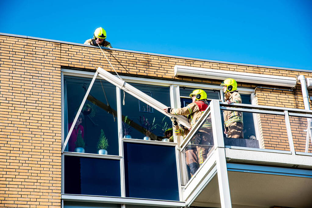 Zonnescherm laat los door harde wind