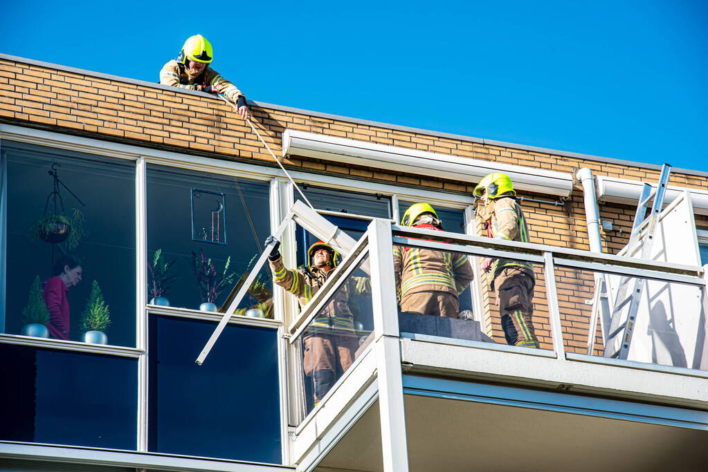 Zonnescherm laat los door harde wind