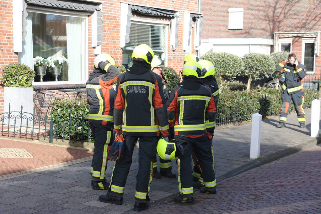 Schoorsteen dreigt van woning te vallen