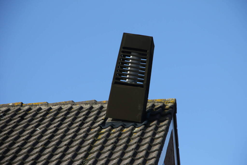 Schoorsteen dreigt van woning te vallen