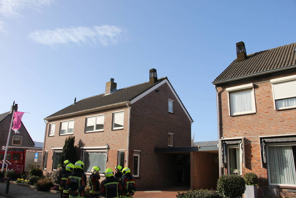 Schoorsteen dreigt van woning te vallen