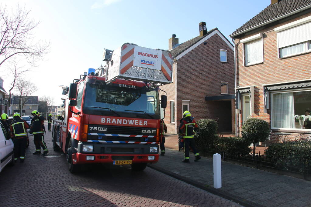 Schoorsteen dreigt van woning te vallen