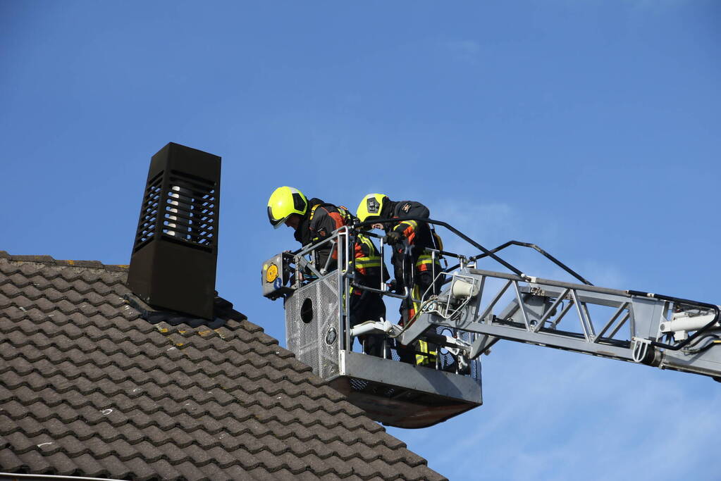 Schoorsteen dreigt van woning te vallen