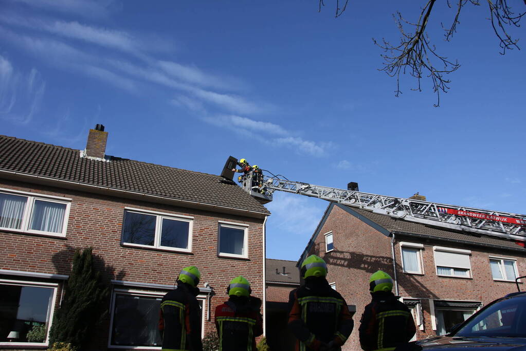 Schoorsteen dreigt van woning te vallen