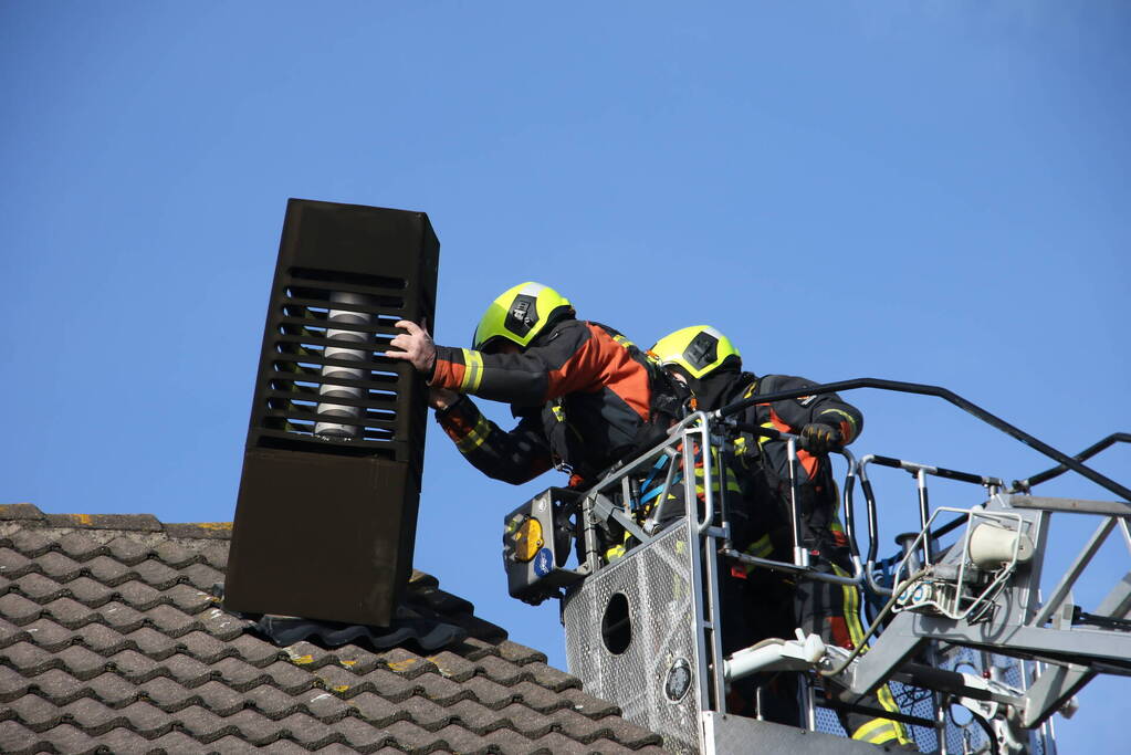 Schoorsteen dreigt van woning te vallen