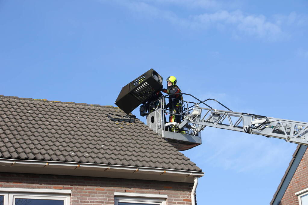 Schoorsteen dreigt van woning te vallen