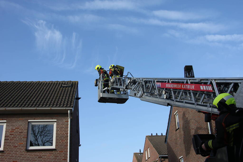 Schoorsteen dreigt van woning te vallen