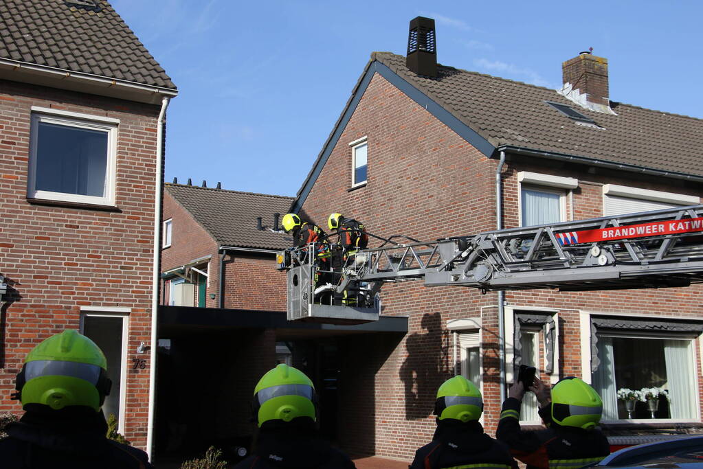 Schoorsteen dreigt van woning te vallen