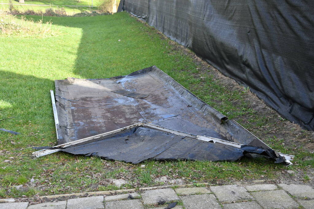 Dak waait van schuur door storm