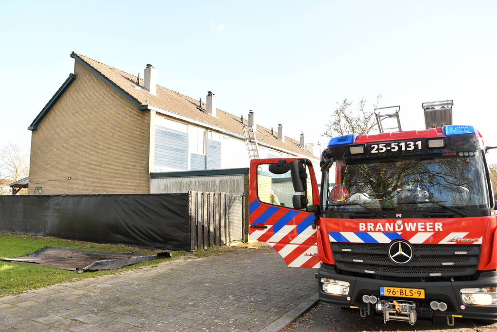 Dak waait van schuur door storm