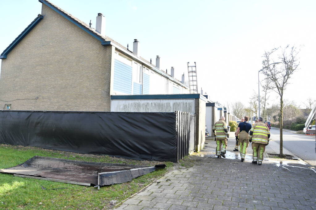 Dak waait van schuur door storm